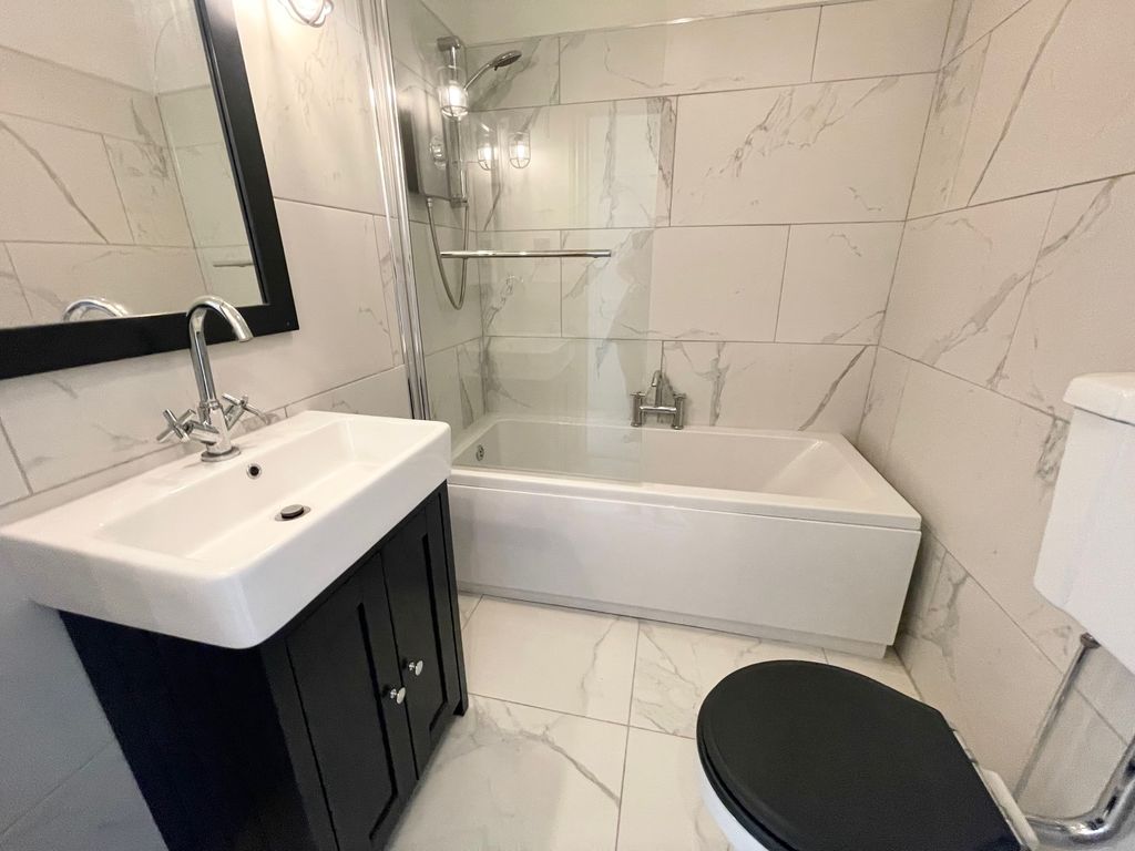 Property photo 2 of 14 Bathroom