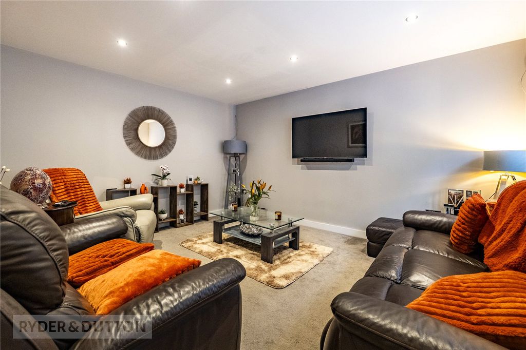 Property photo 3 of 22 Lounge