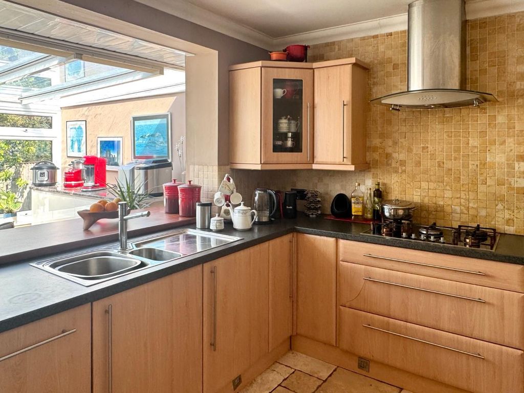 Property photo 3 of 23 Kitchen