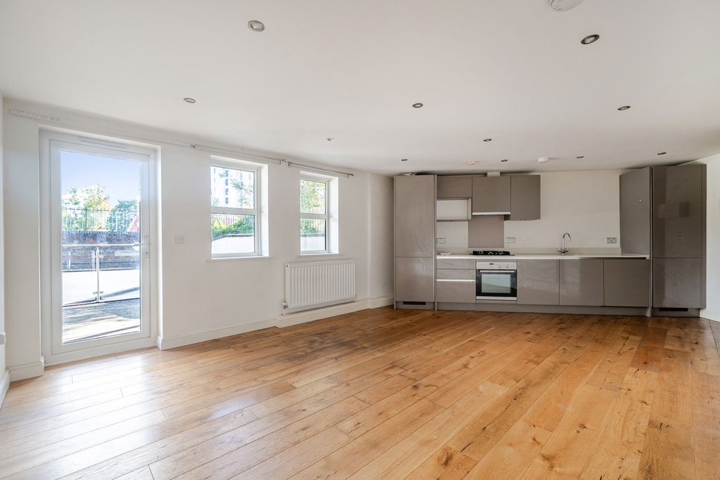 Property photo 2 of 10 1521074-8-6Abd08E...