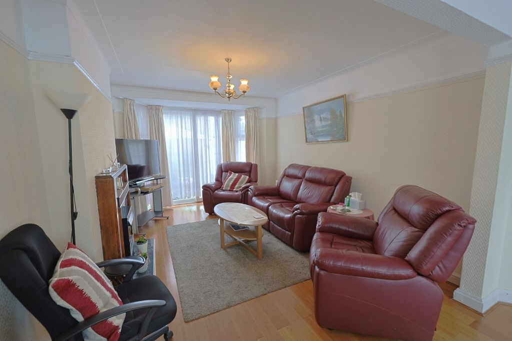 Property photo 3 of 13 4232343