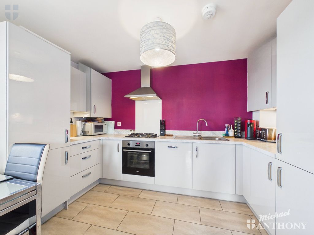 2 bed flat for saleKingsbrook Basin, Broughton HP22 photo 5
