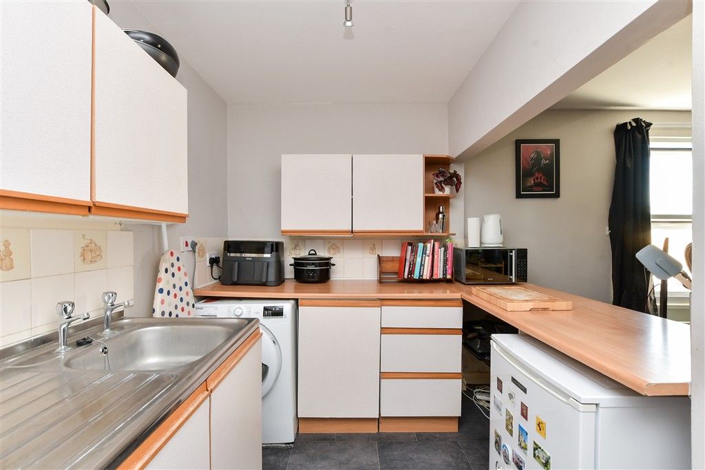 Property photo 3 of 10 Kitchen