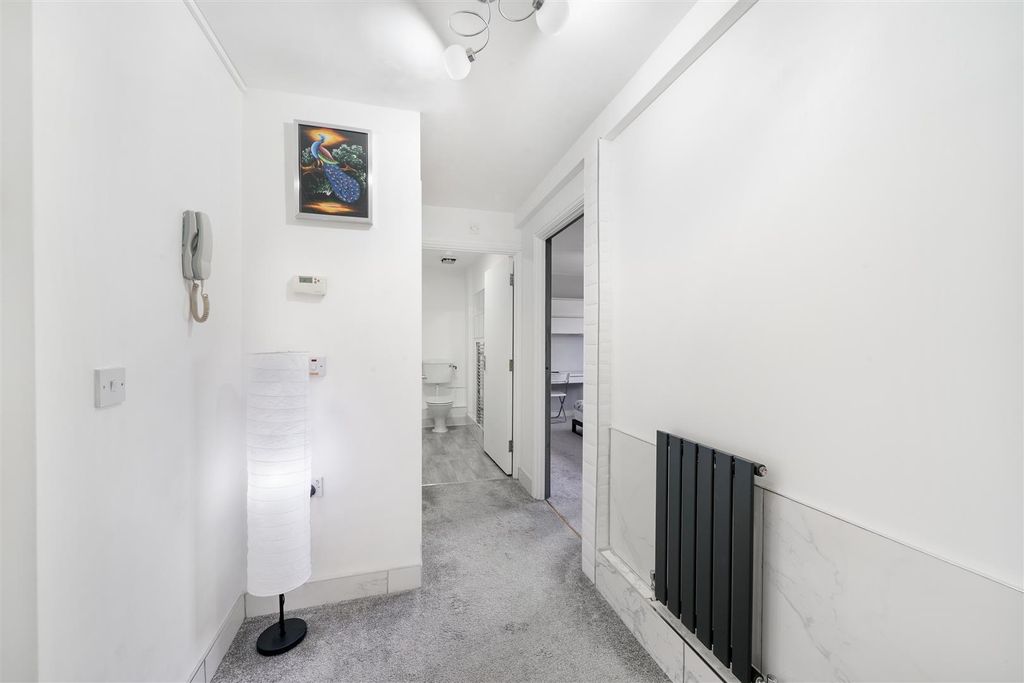 Property photo 2 of 16 Hallway
