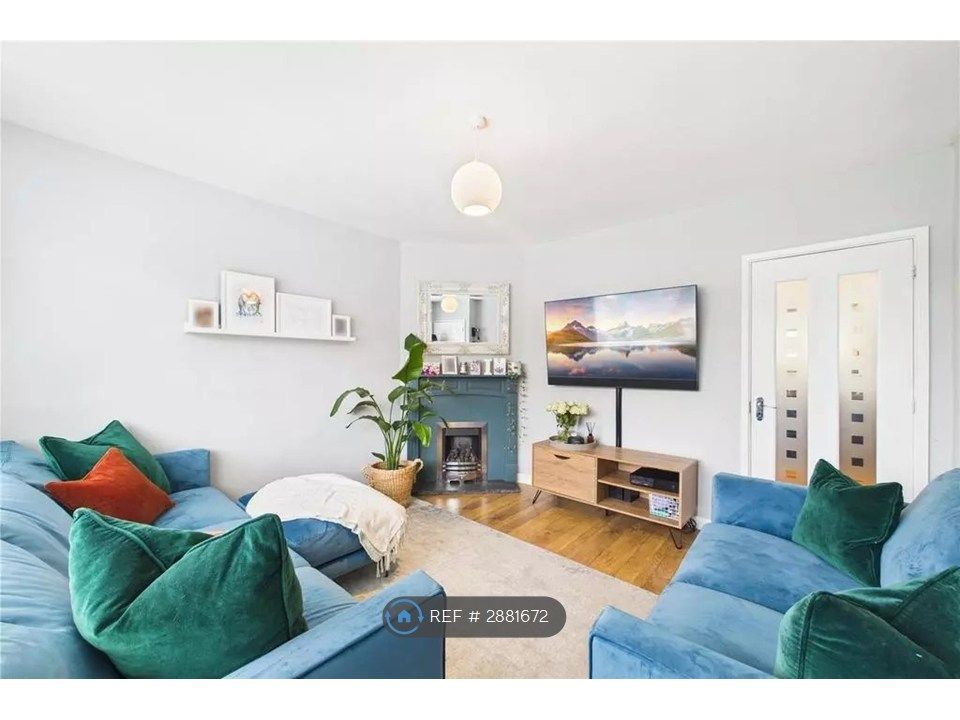 Property photo 1 of 10 Living Room