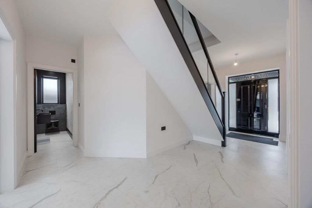 Property photo 2 of 41 Entrance