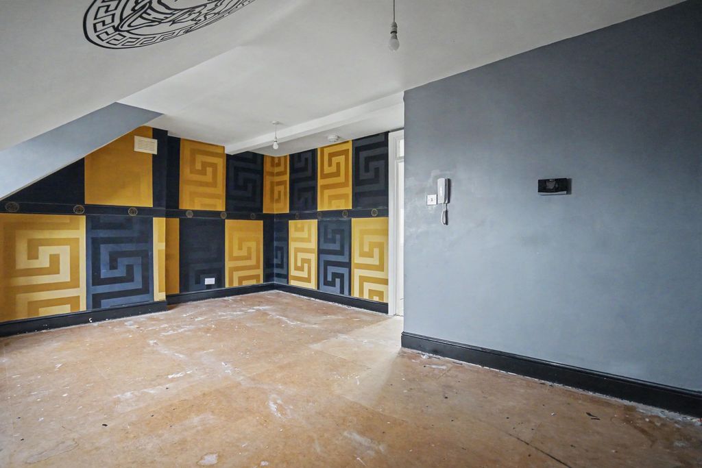 Property photo 3 of 8 3C Larden Road, Acton, London W3 7st