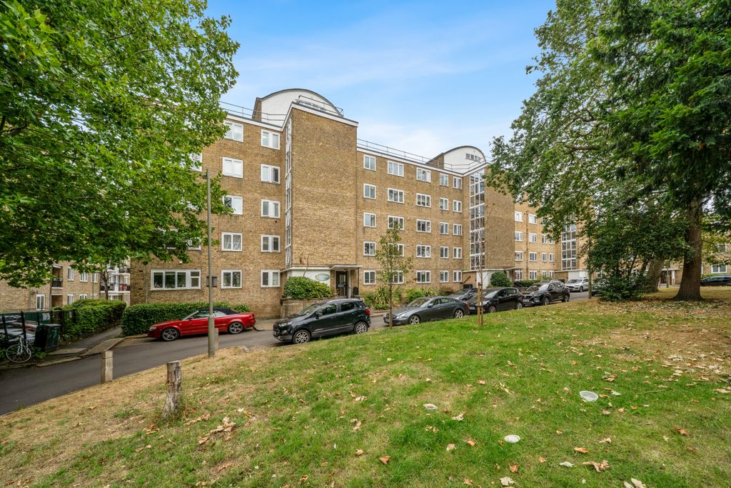 Property photo 2 of 12 32 Innes Gardens, Putney, London, Sw15 3Ab