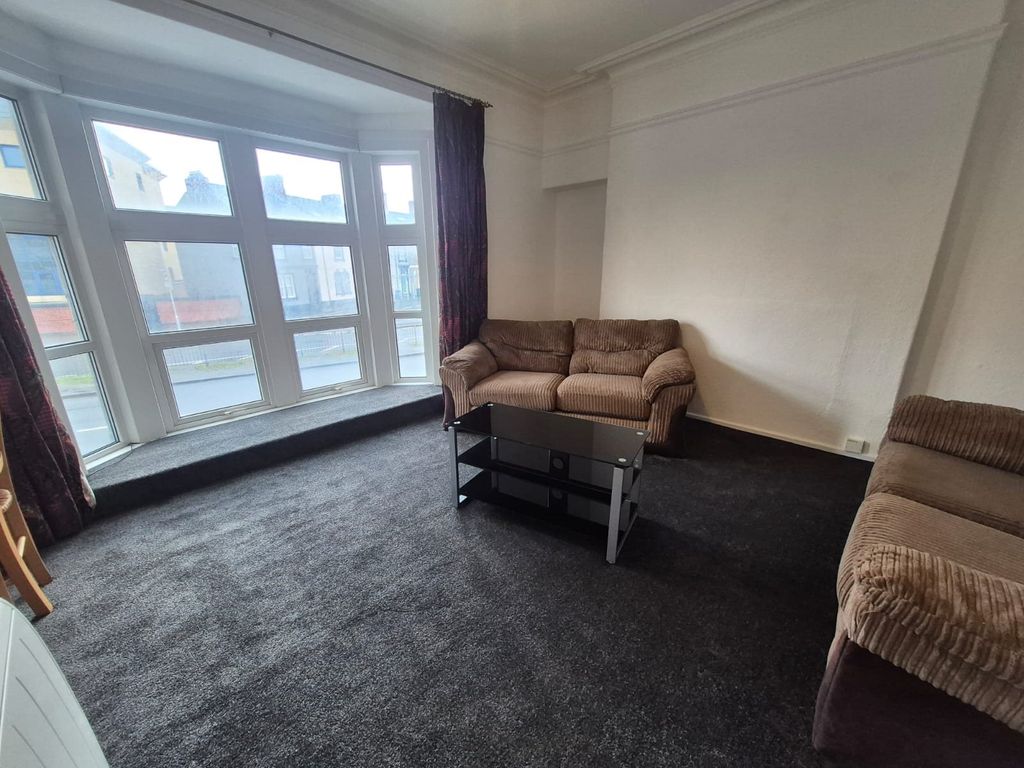 Property photo 3 of 11 Lounge (3)