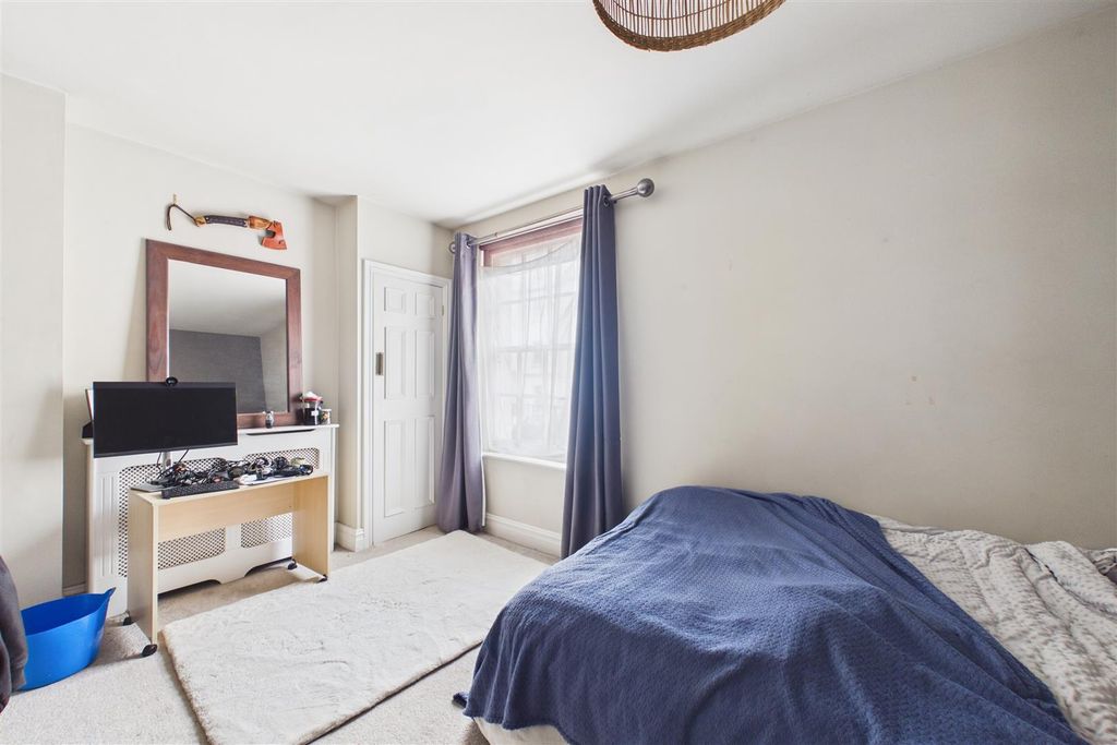 Property photo 3 of 10 Bed .Jpg