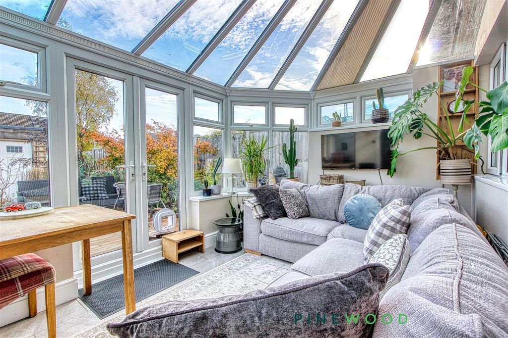 Property photo 3 of 28 Conservatory