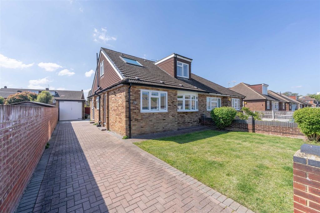 Property photo 1 of 26 132 Bedfont Close Tw14-1.Jpg