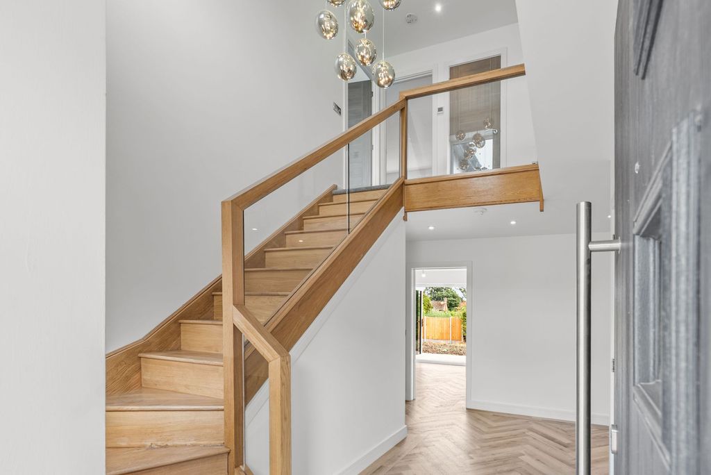 Property photo 2 of 36 Entrance Hall