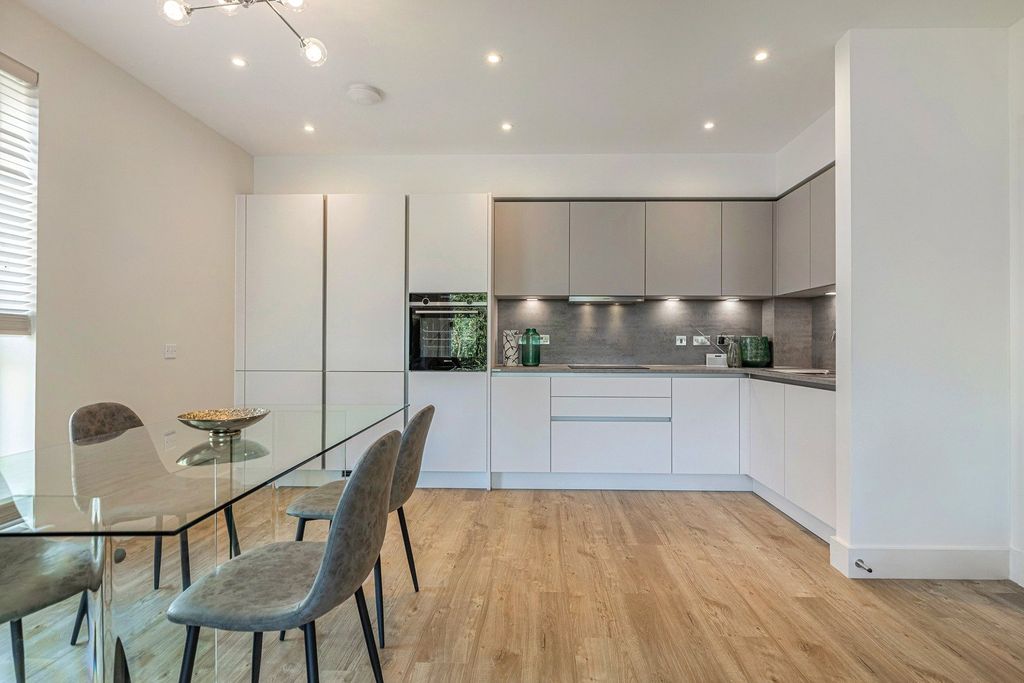 Property photo 3 of 10 Living/Kitchen