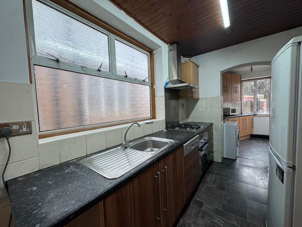 Property photo 1 of 11 4 Bed Semi-Detached House To Rent Ellerdine Road, Hounslow Tw3