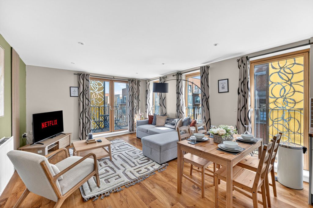 Property photo 1 of 31 Living Room