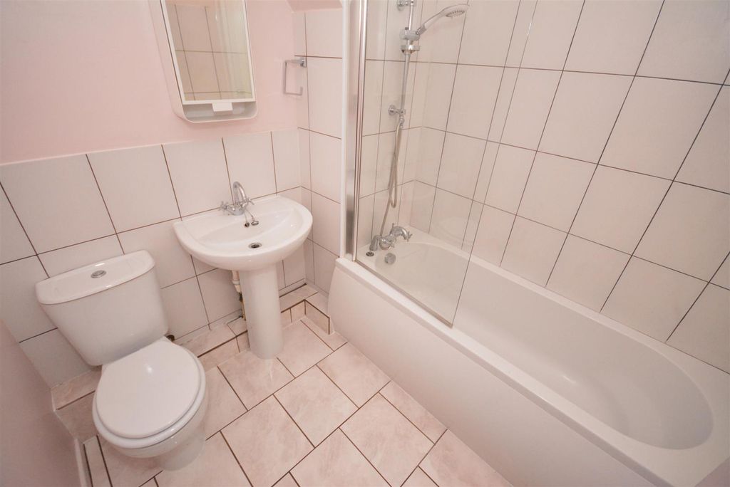 Property photo 3 of 10 Bathroom