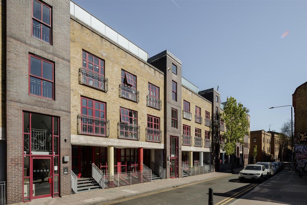 Property photo 2 of 19 Quaker Street, E1