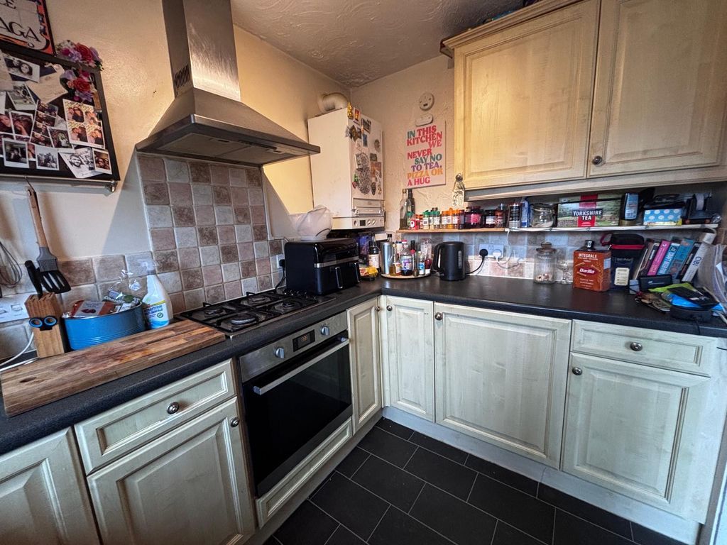 Property photo 3 of 11 Kitchen