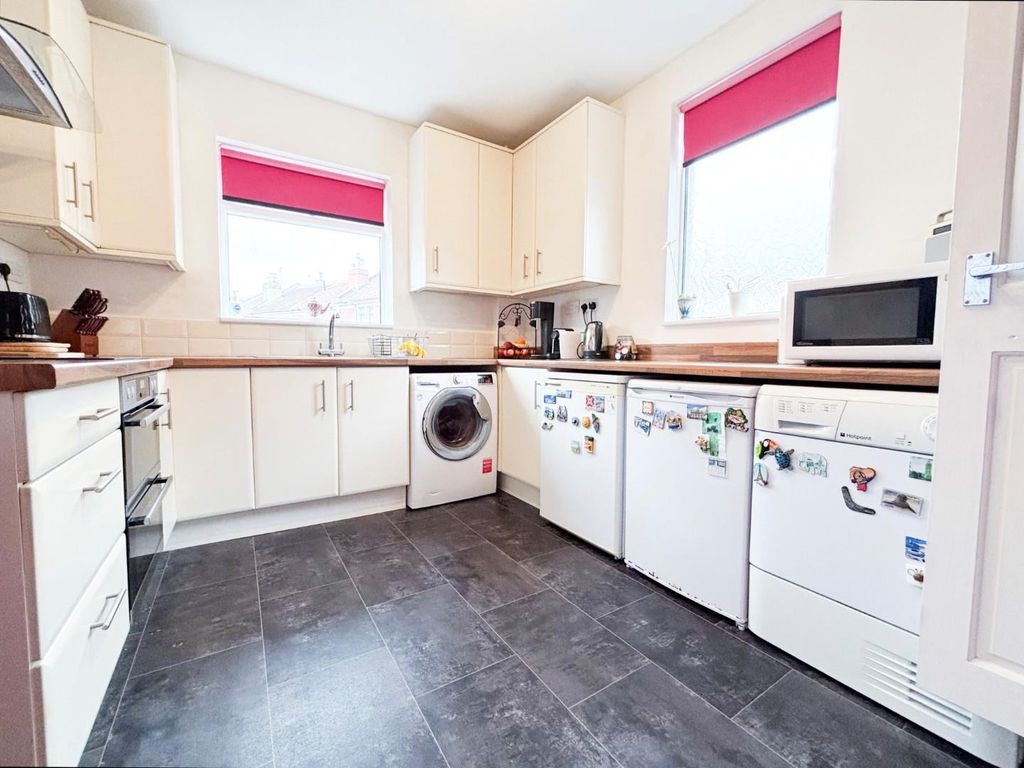 Property photo 2 of 19 Kitchen