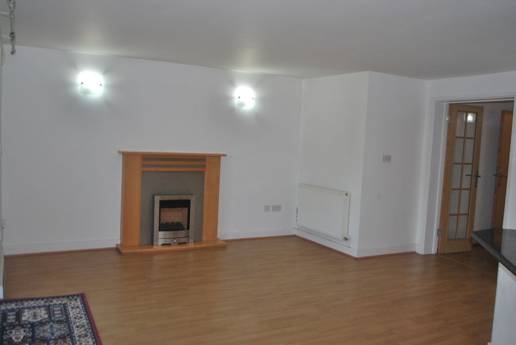 Property photo 3 of 6 Lounge