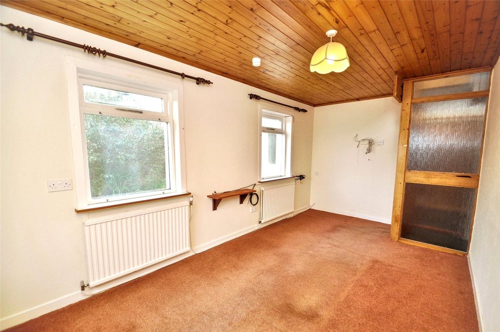 Property photo 2 of 26 Living Room (1)