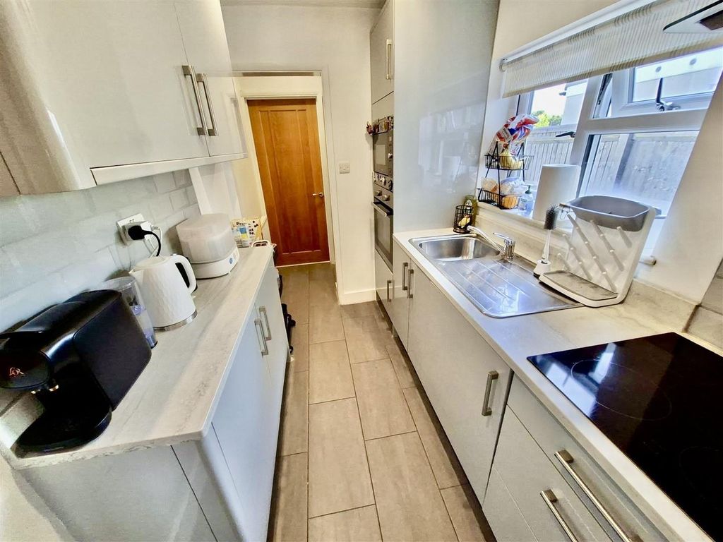 Property photo 3 of 19 Kitchen