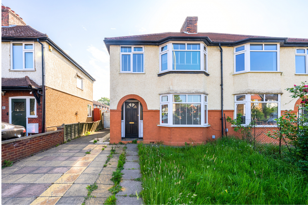 Property photo 1 of 16 Three Bedroom Semi Detached House For Sale In Hayes