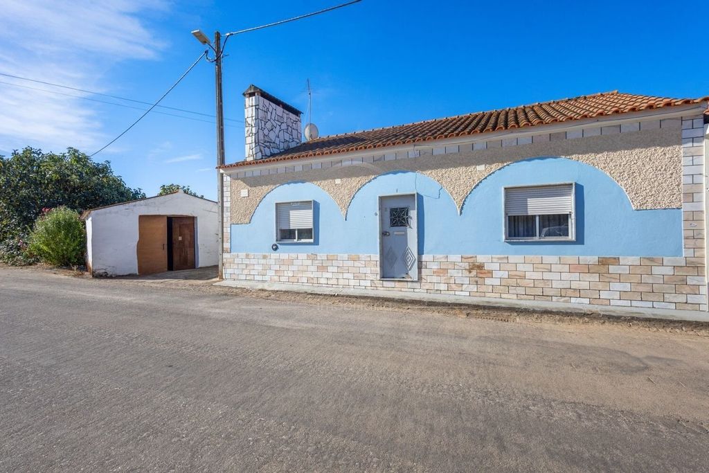 Property photo 1 of 25 Single-Storey Semi-Detached House With Corner Plot, Closed Garage, And Yard In Santo Amaro - Sousel