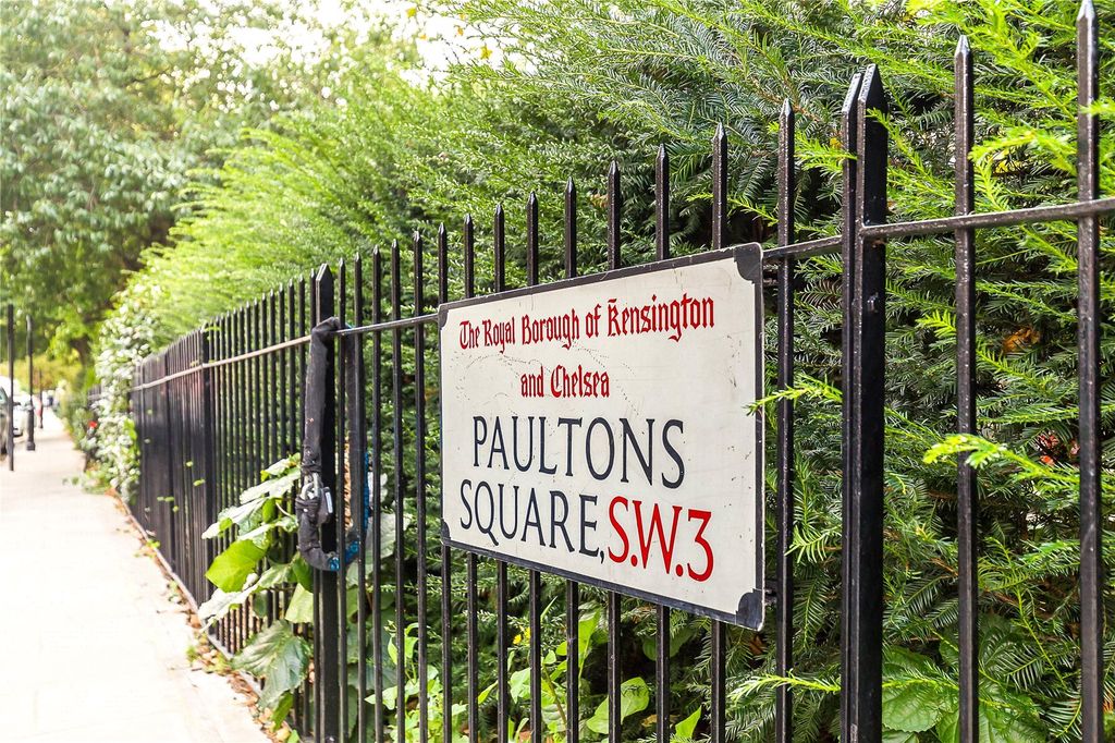 Property photo 1 of 12 Paultons Square