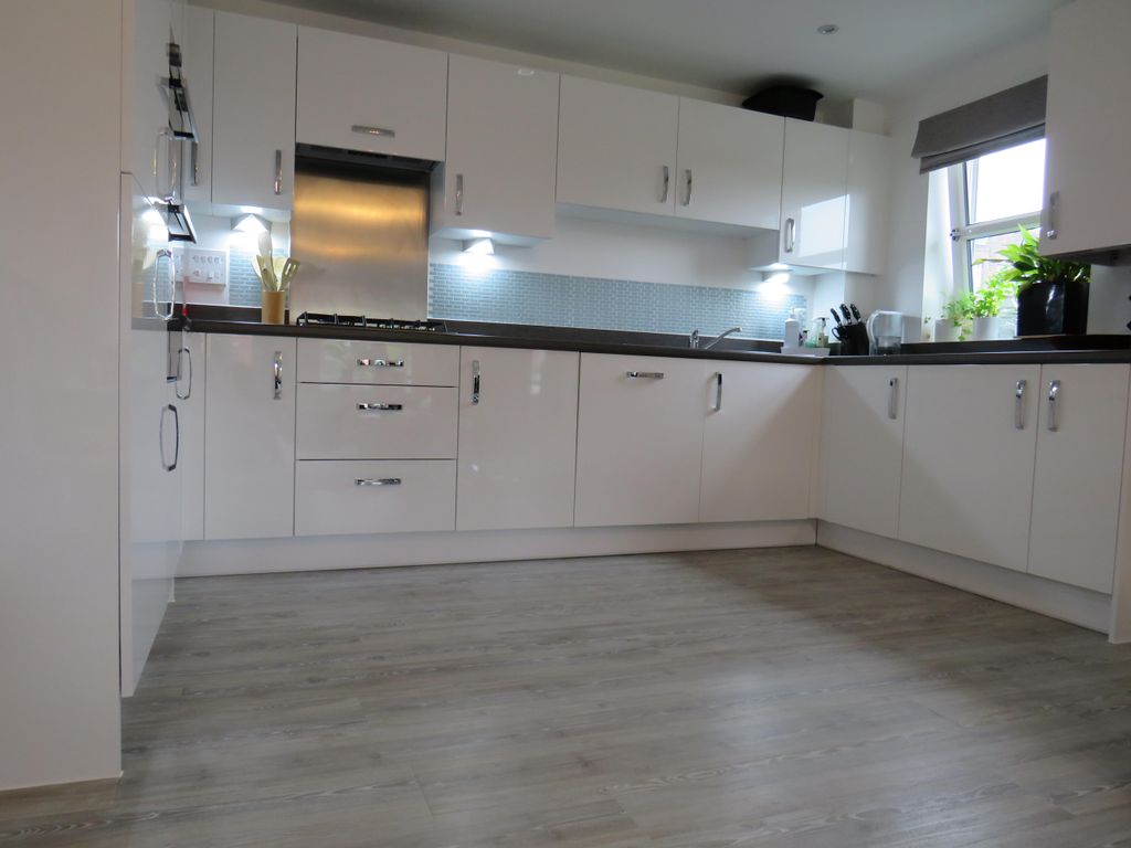 Property photo 3 of 9 Kitchen