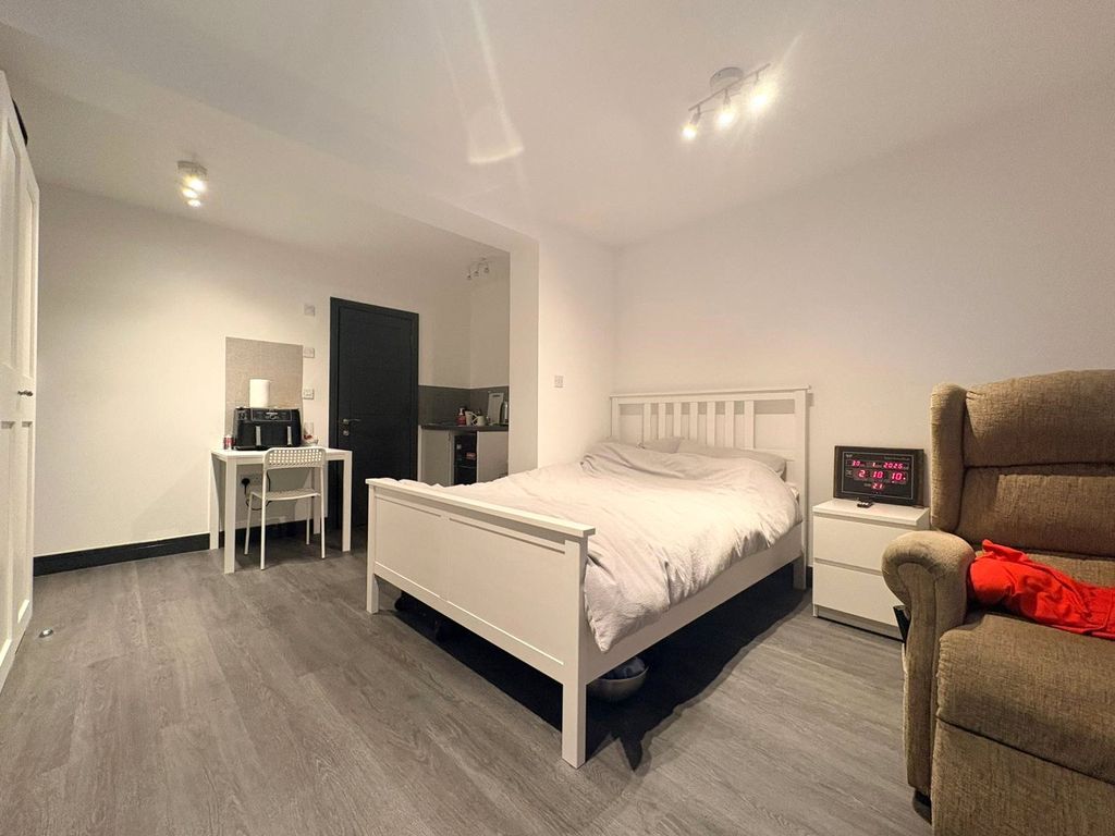 Property photo 3 of 5 Studio