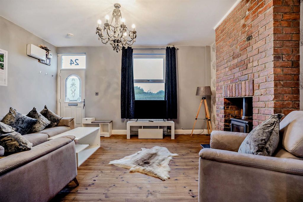 Property photo 3 of 9 8672235-Interior01-800.Jpg