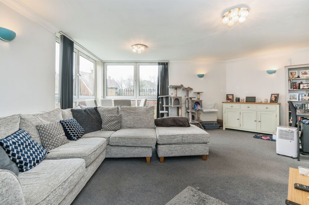 Property photo 3 of 12