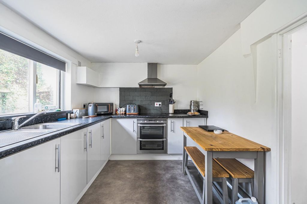 Property photo 3 of 19 Kitchen