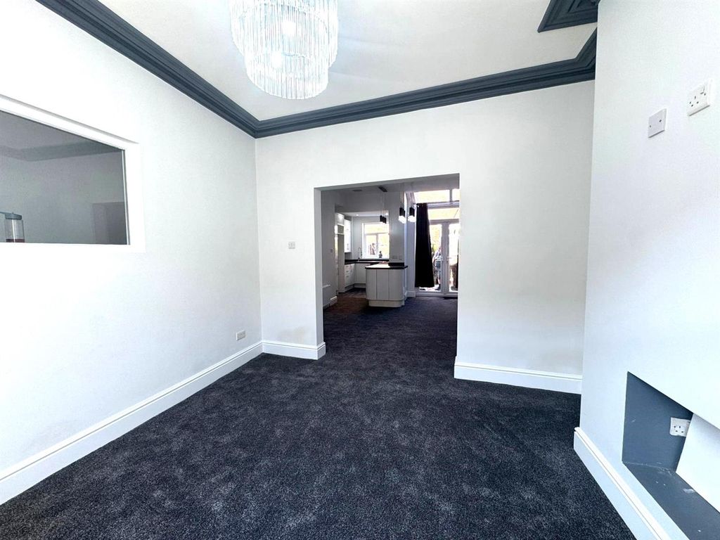 Property photo 3 of 11 Lounge/Dining Room