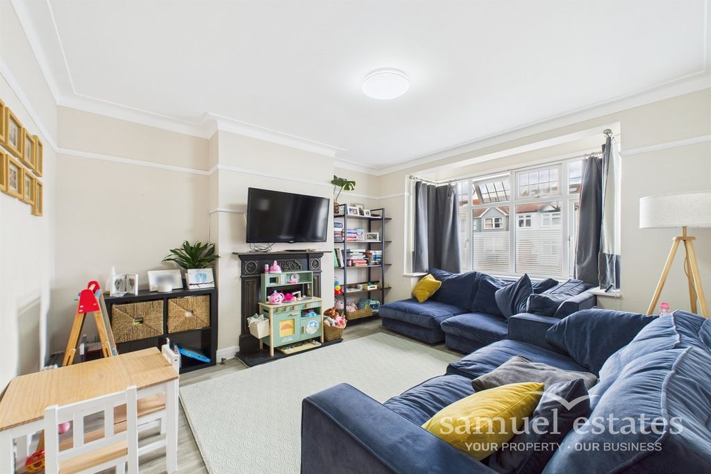 Property photo 1 of 16 Livingroom