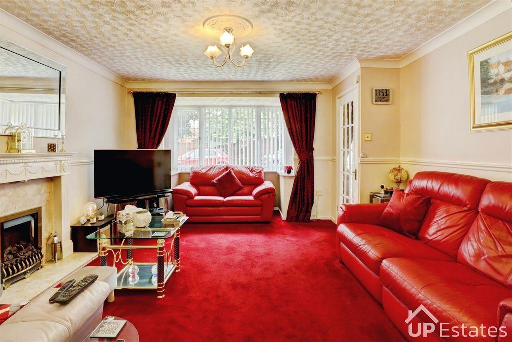 Property photo 3 of 24 Lounge
