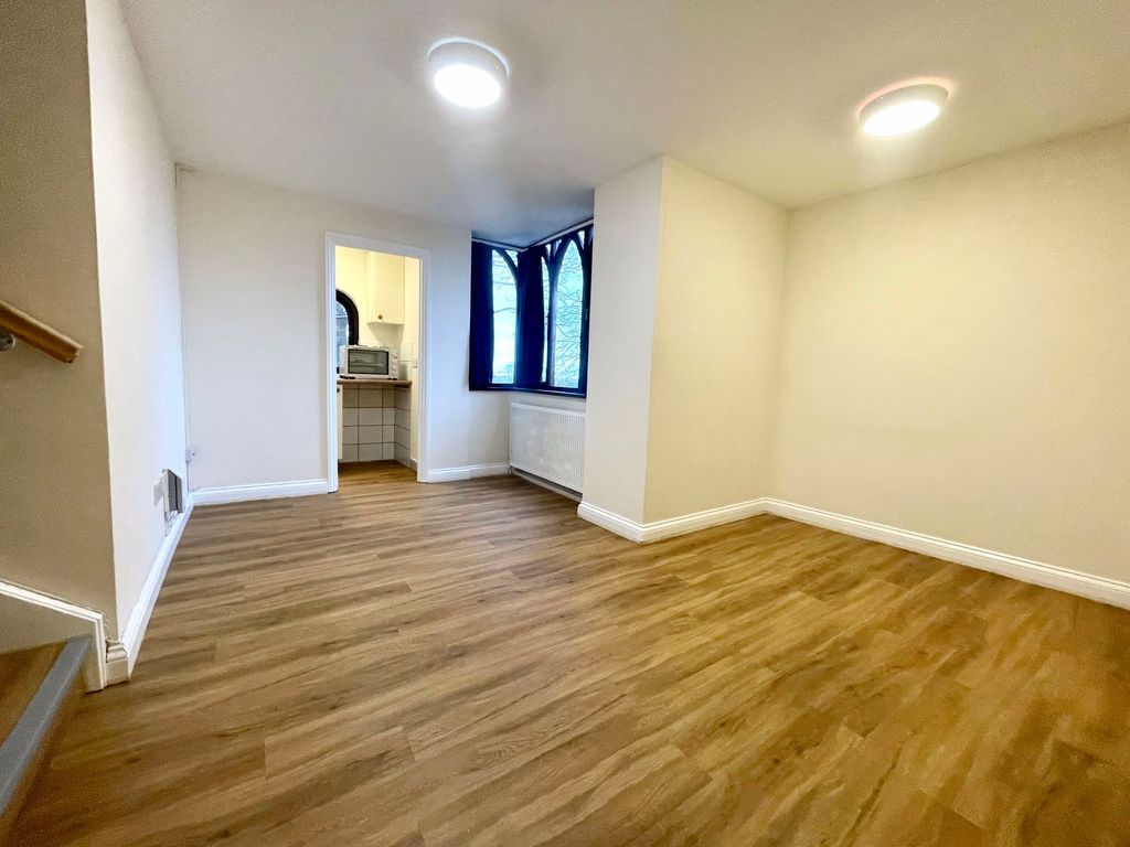 Property photo 2 of 6 Photo 5