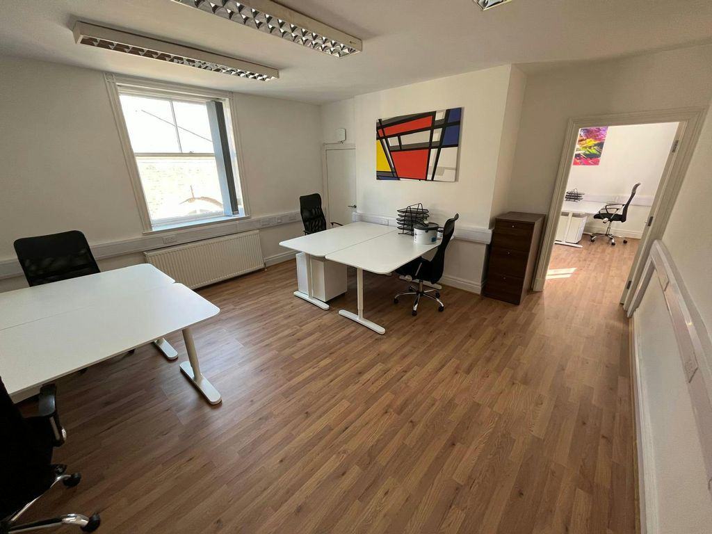 Property photo 3 of 8 Office 5