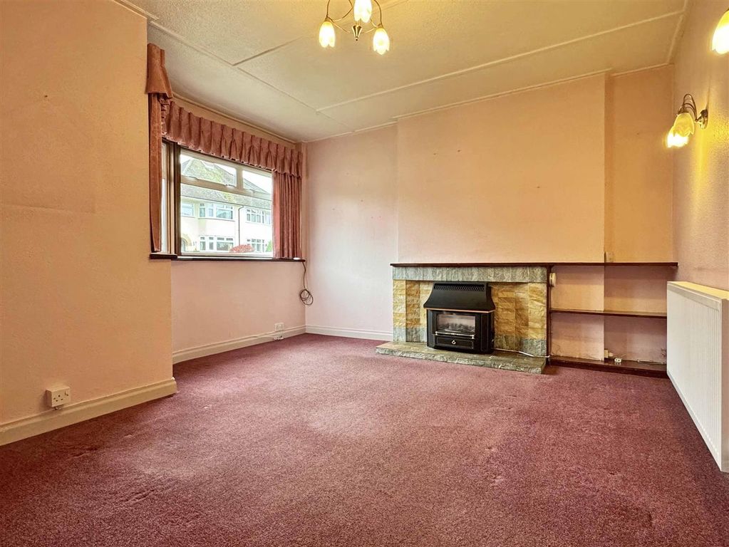 Property photo 2 of 17 Lounge B.Jpg