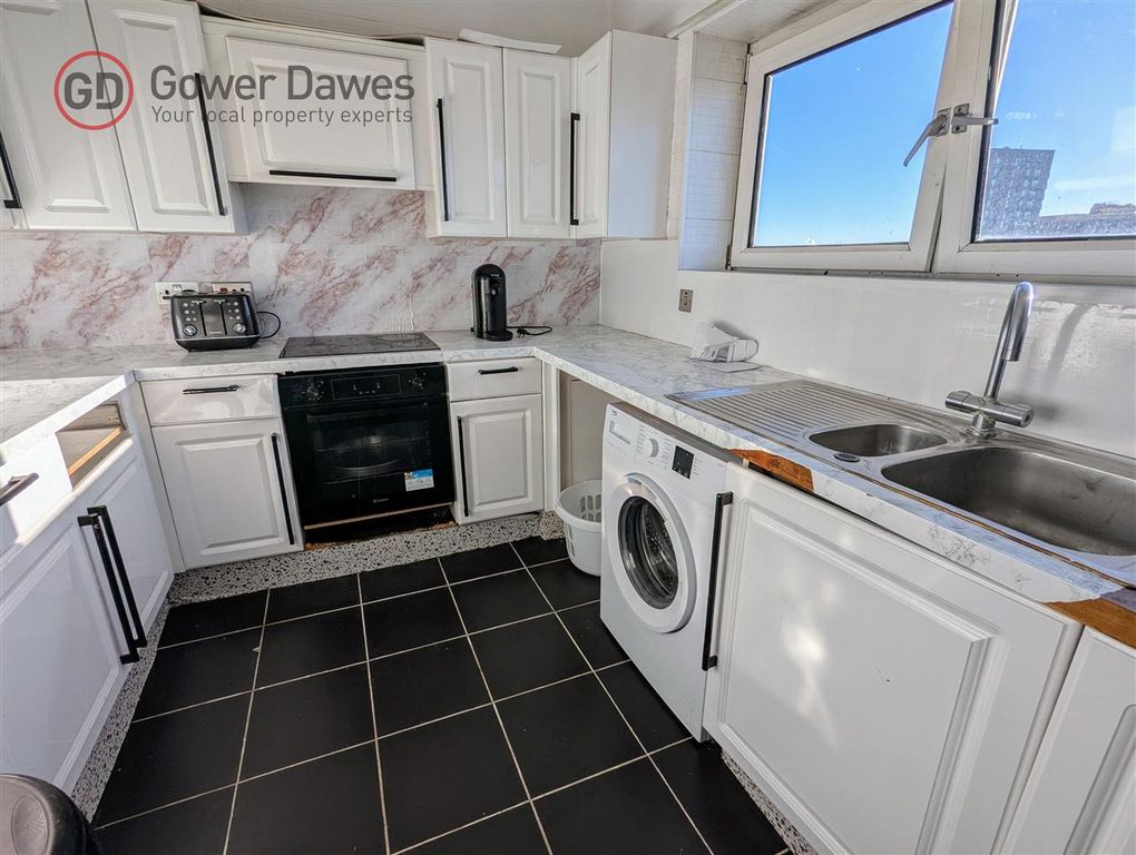 Property photo 2 of 6 Kitchen