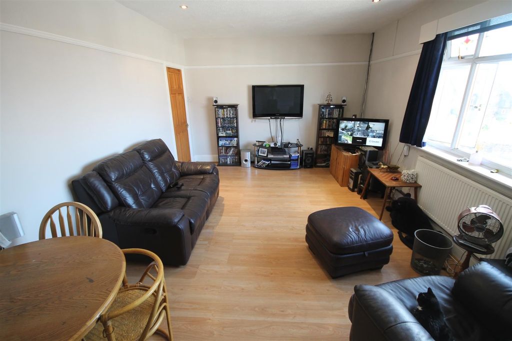 Property photo 3 of 18 Ka Living Room iii.Jpg