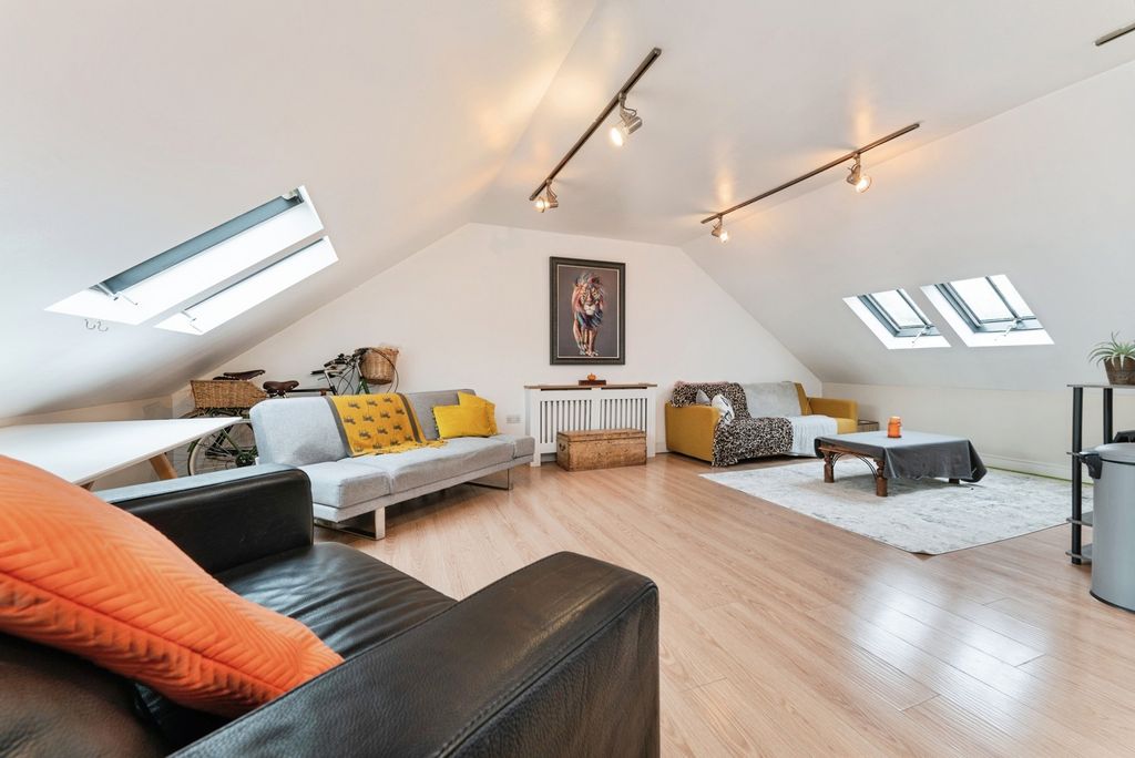 Property photo 3 of 23 Pbox-Img.Jpg