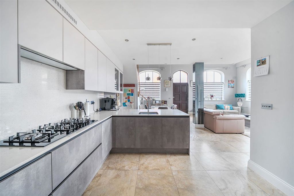 Property photo 3 of 23