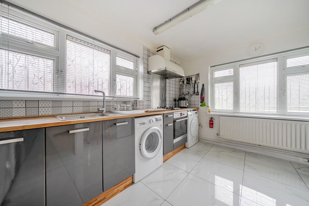 Property photo 3 of 20 Kitchen