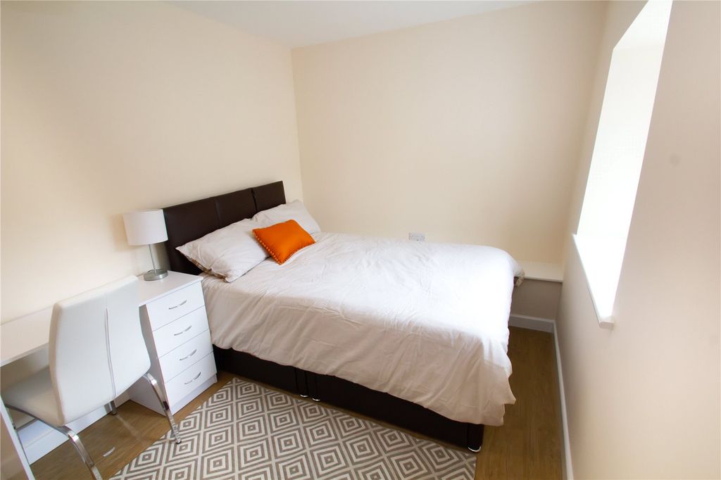 Property photo 2 of 10 Bedroom