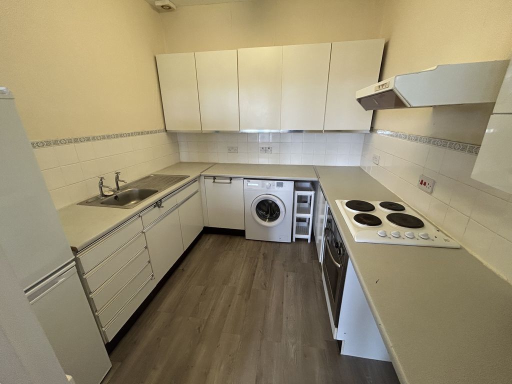 Property photo 3 of 14 Staple Hill Broad Street 8B Kitchen
