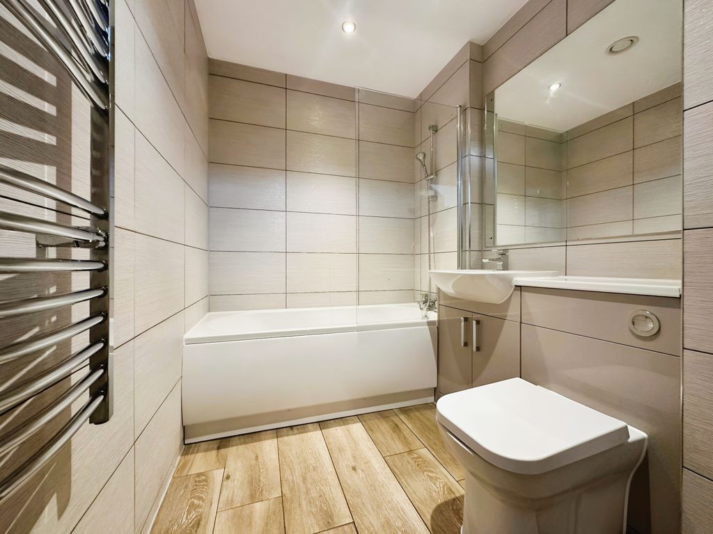 Property photo 3 of 7 Bathroom