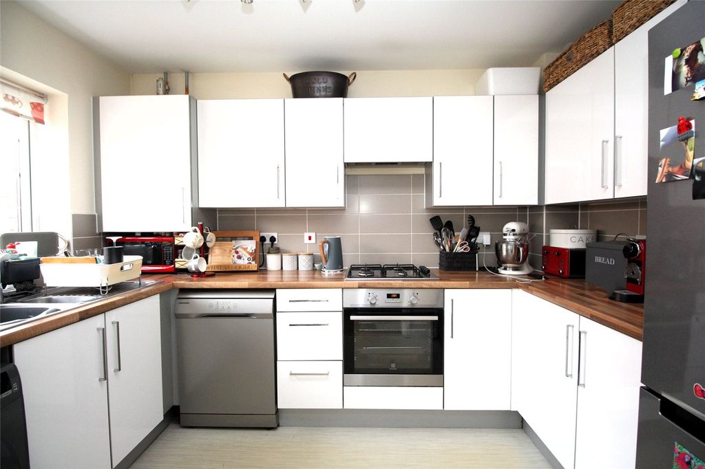 Property photo 3 of 8 Kitchen